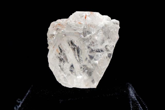 le-plus-gros-diamant-brut-du-monde-vieux-de-3-milliards-d-annees-ete-vendu_0